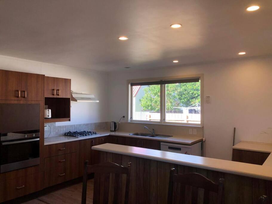 Family-Friendly 5-Bedroom Home Near Uni & Hamilton Gardens - Sleeps 10 view 2