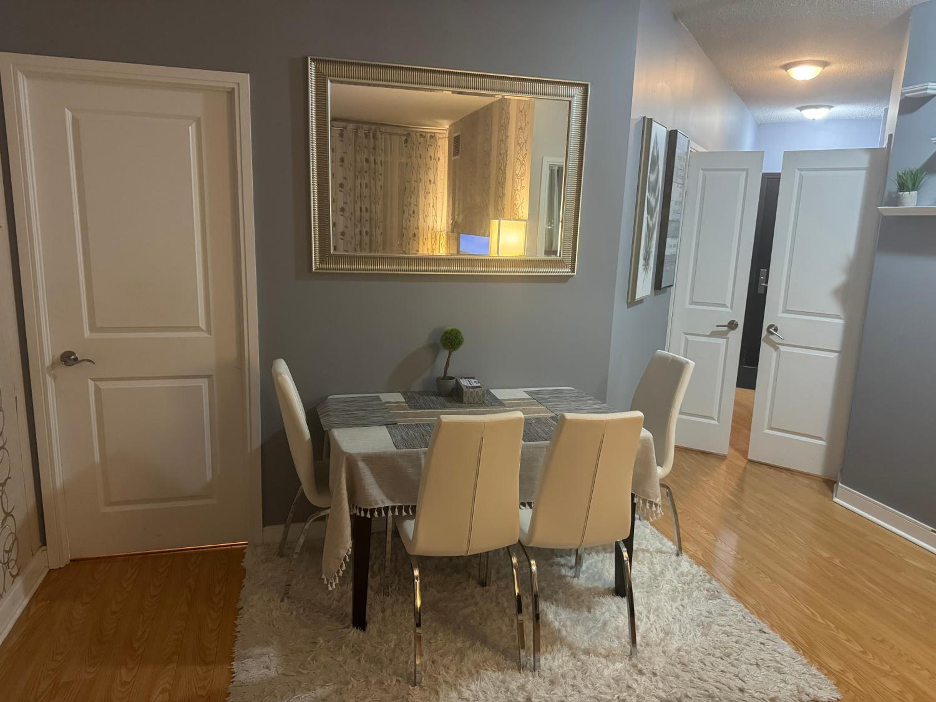 Lovely 1 bedroom Condo Downtown Mississauga Square One