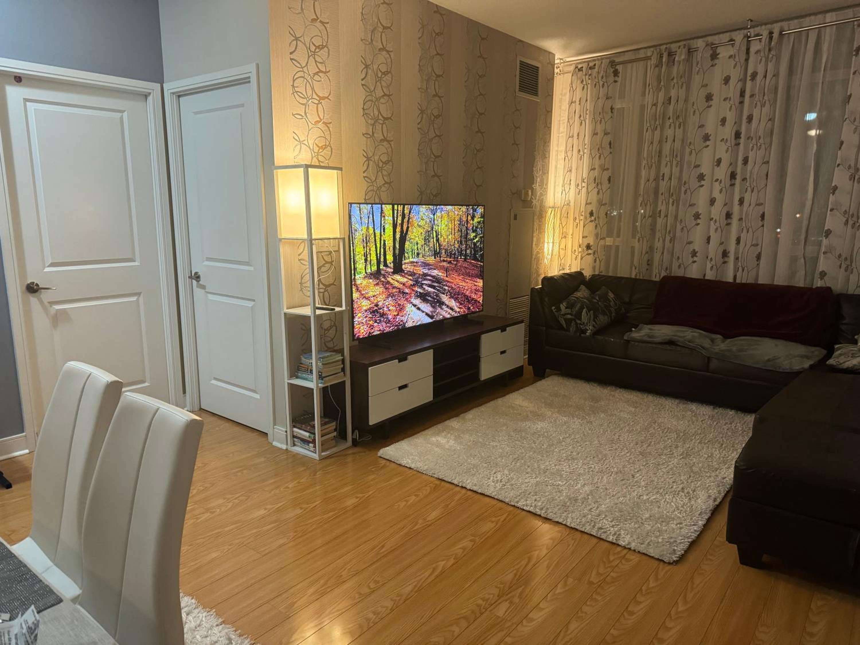 Lovely 1 bedroom Condo Downtown Mississauga Square One