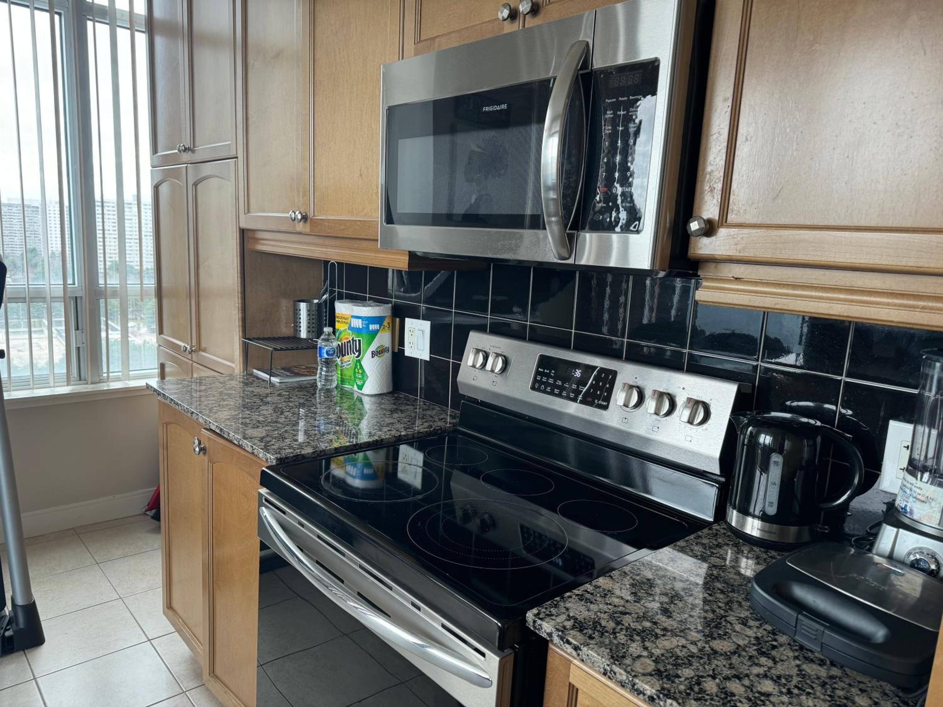 Lovely 1 bedroom Condo Downtown Mississauga Square One