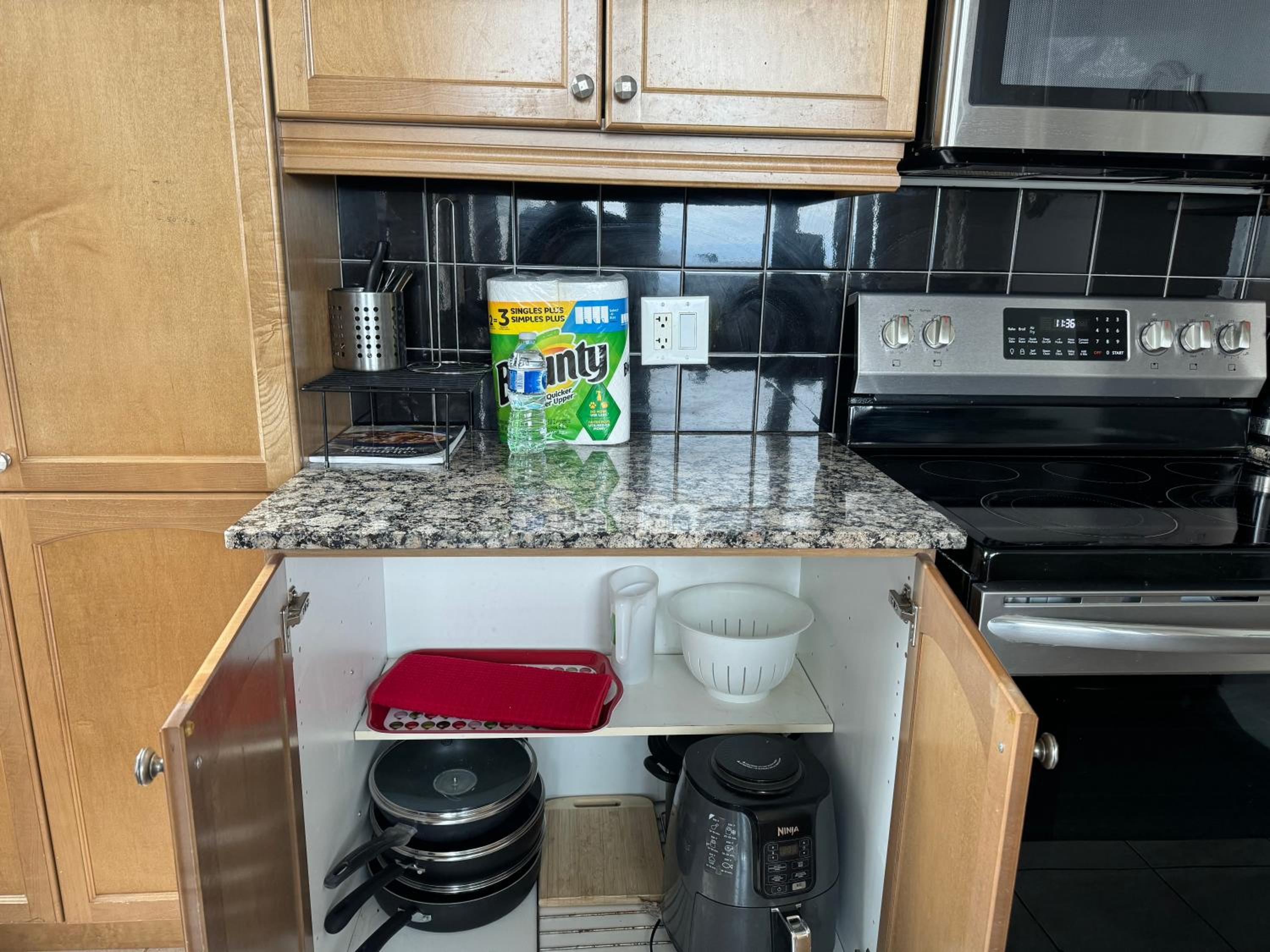 Lovely 1 bedroom Condo Downtown Mississauga Square One
