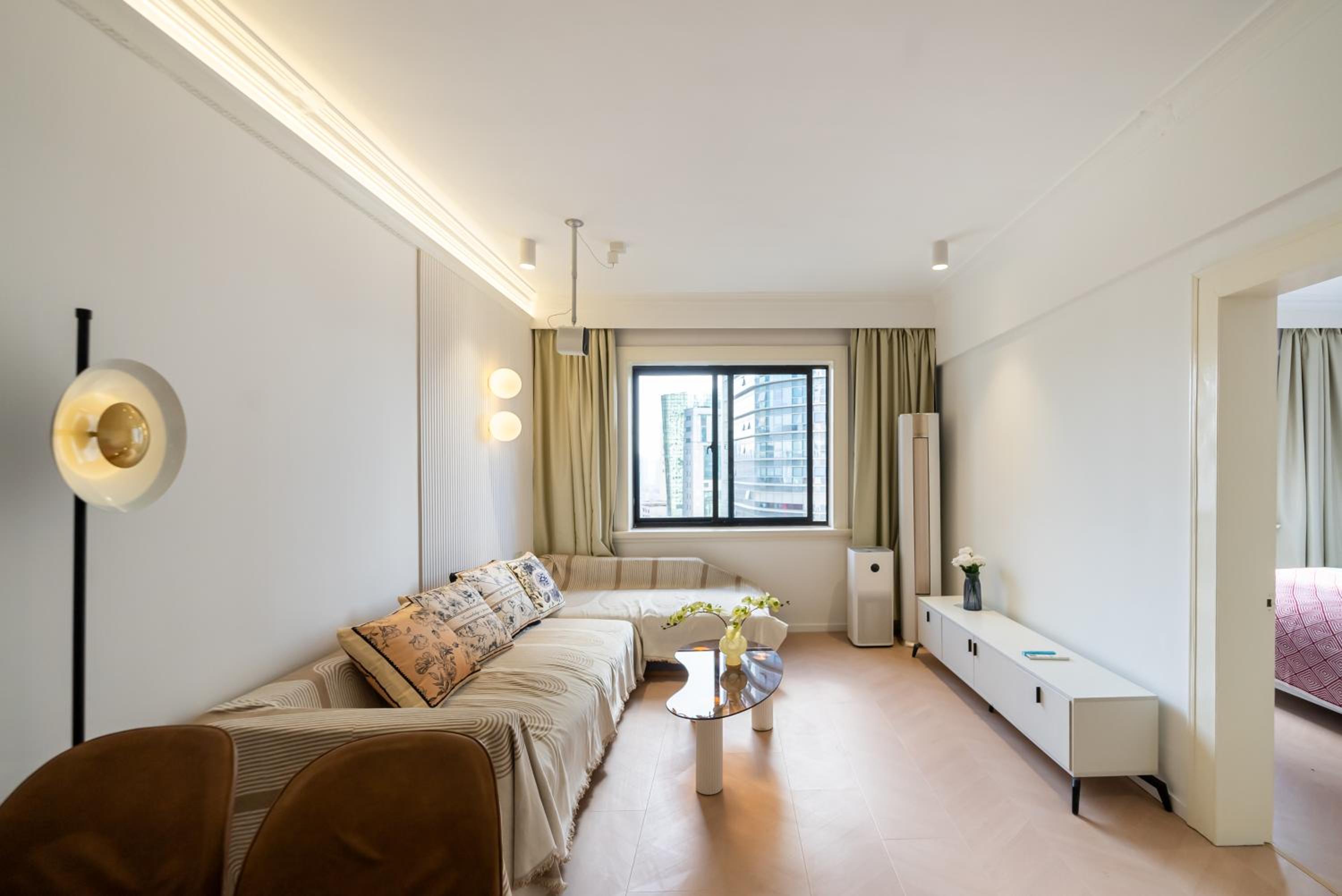 Yi Du Home with City View-3-Min Walk to Jingan Temple Metro & Mall