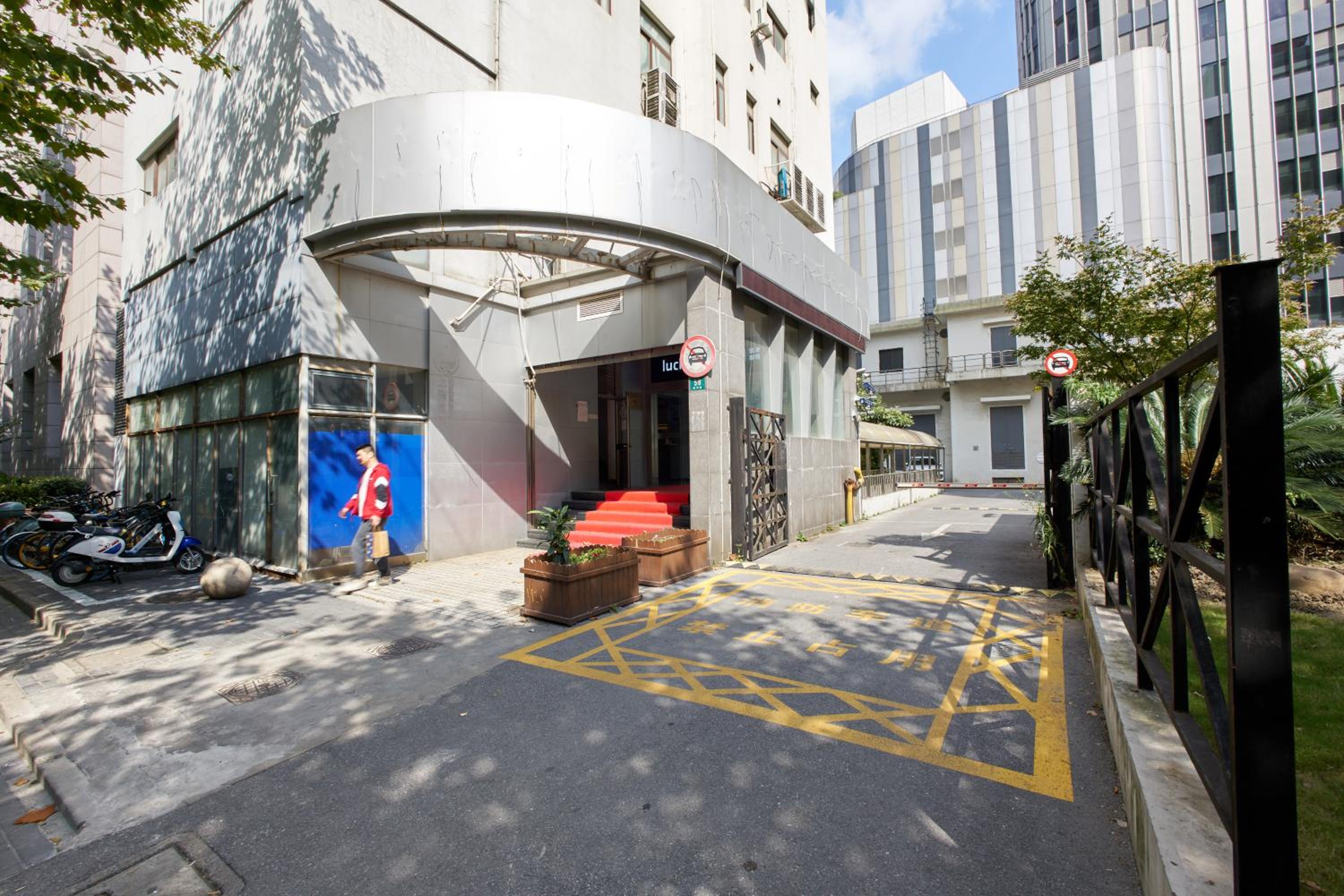 Yi Du Home with City View-3-Min Walk to Jingan Temple Metro & Mall