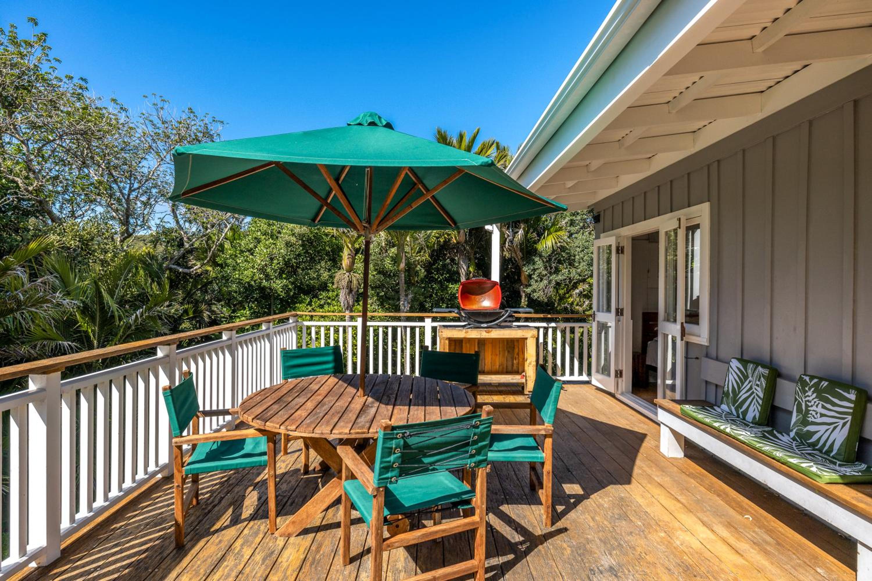Nikau Cottage - Palm Beach Holiday Home view 4