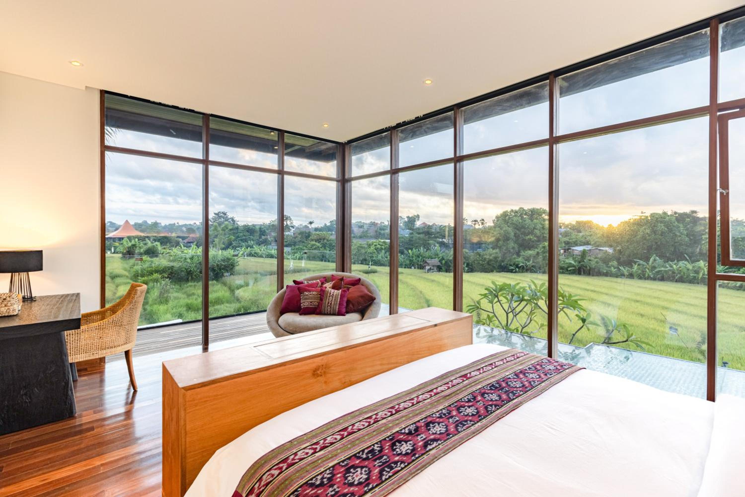 Enchanting 6BR Villa, Breathtaking Vistas Canggu