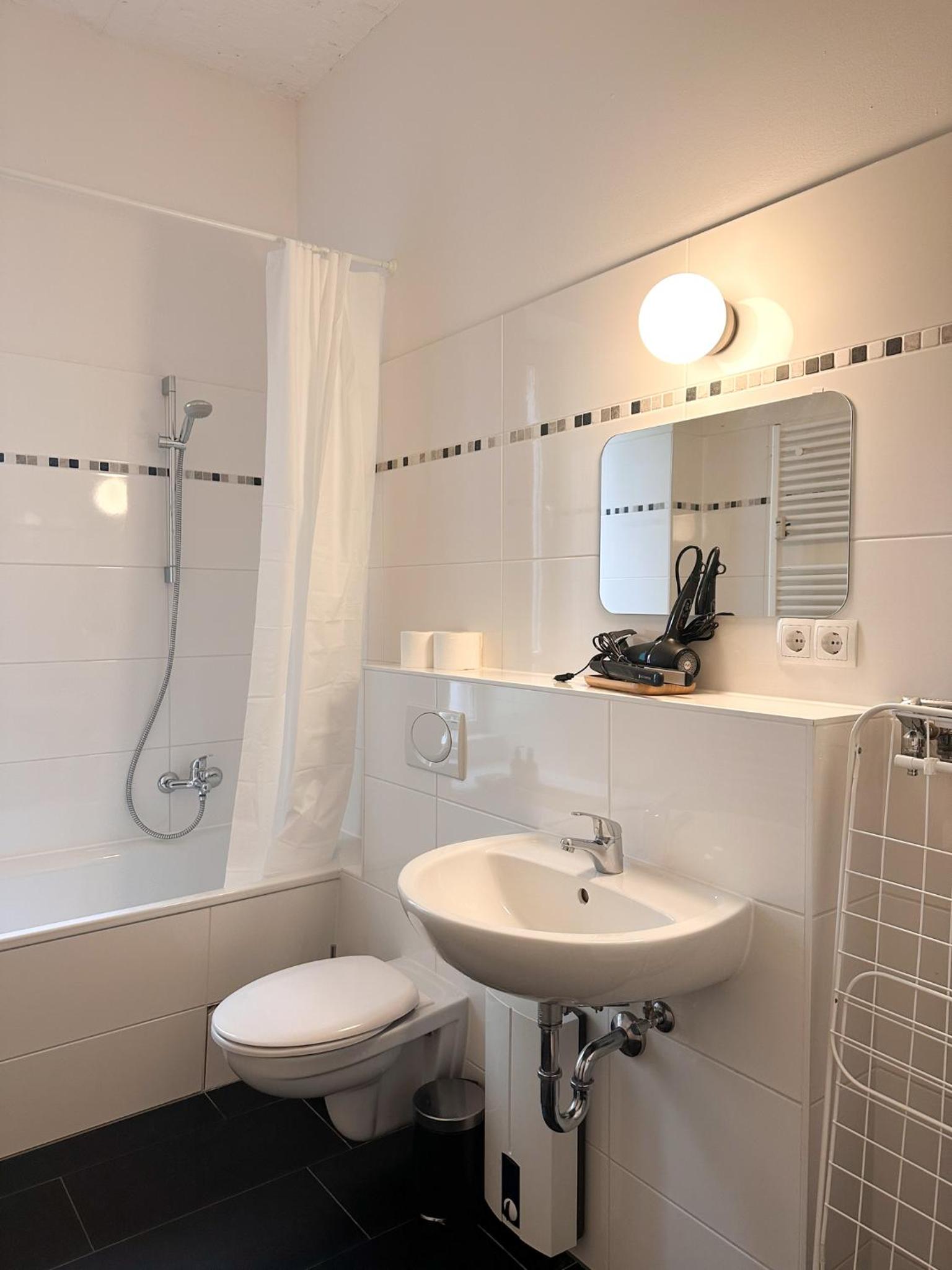NOOK Design-Apartments mit Küche, Duschbad, neben U-Bahn Station aber ruhig gelegen