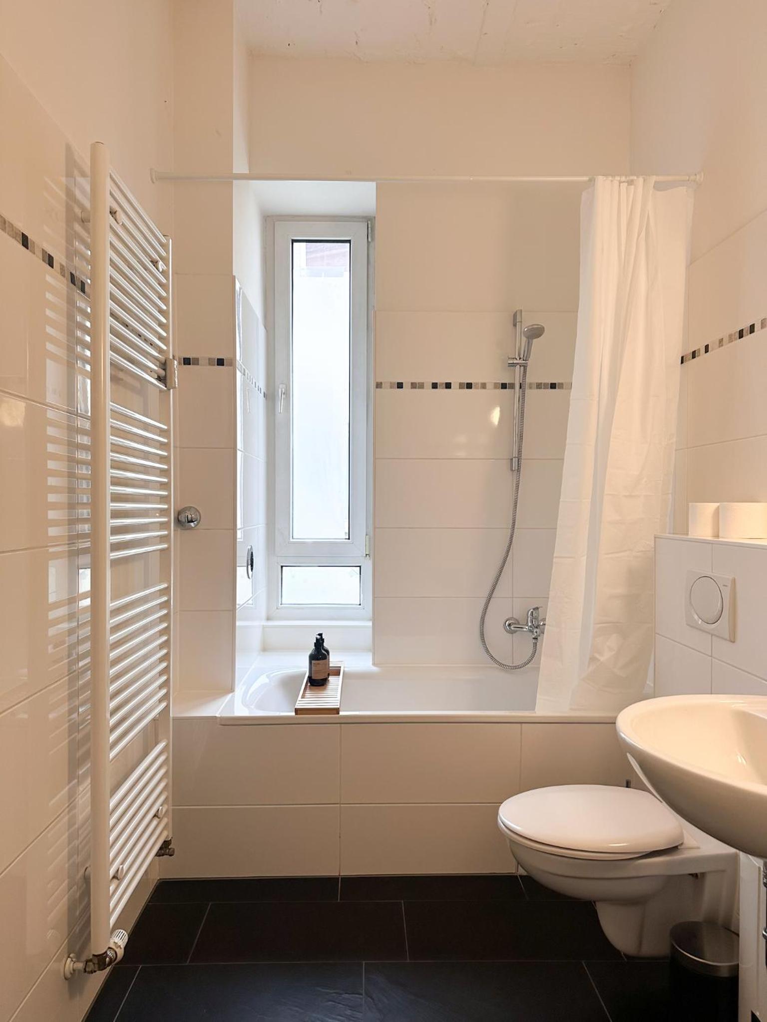 NOOK Design-Apartments mit Küche, Duschbad, neben U-Bahn Station aber ruhig gelegen