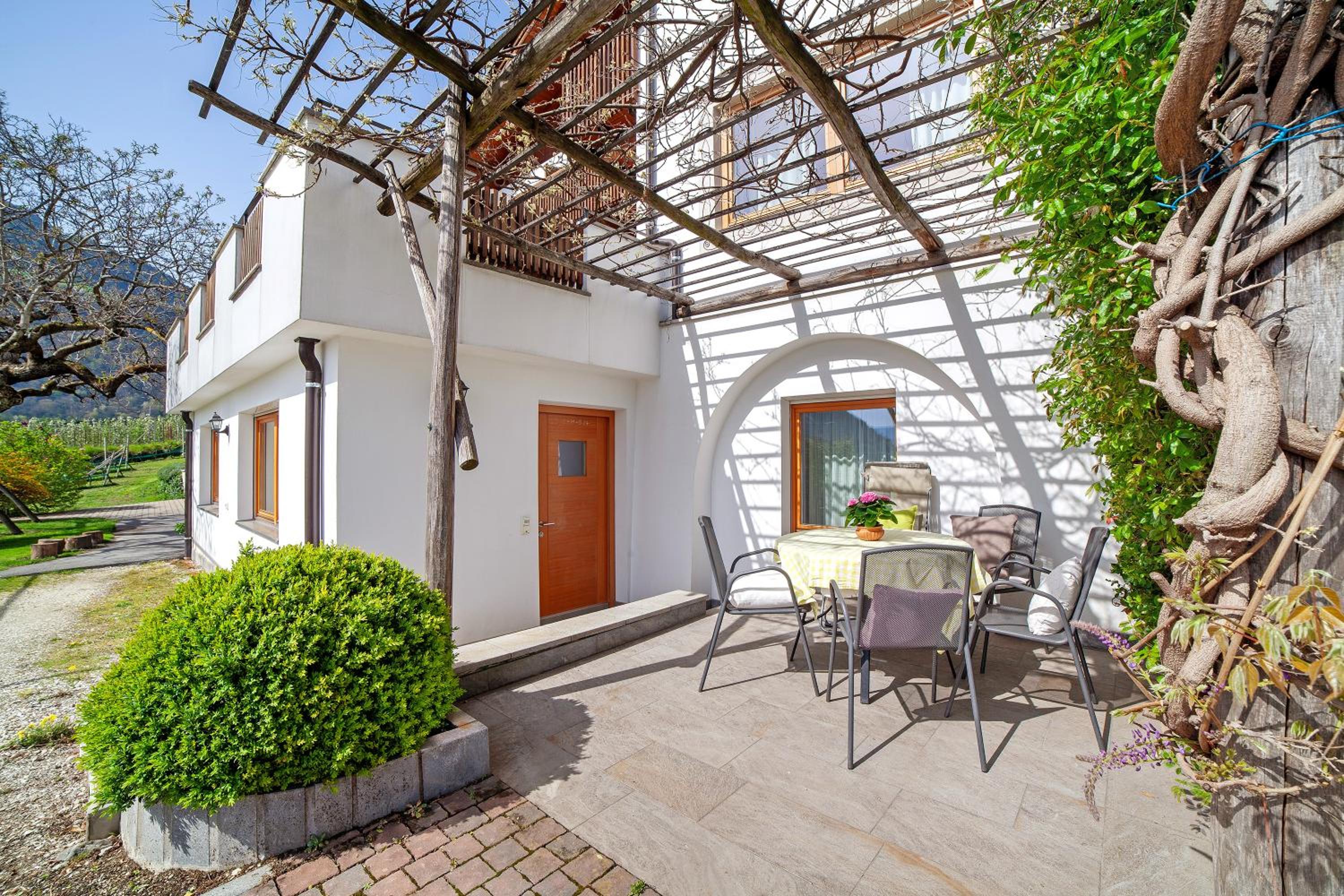 Fröhlichhof Wohnung Pergola view 3