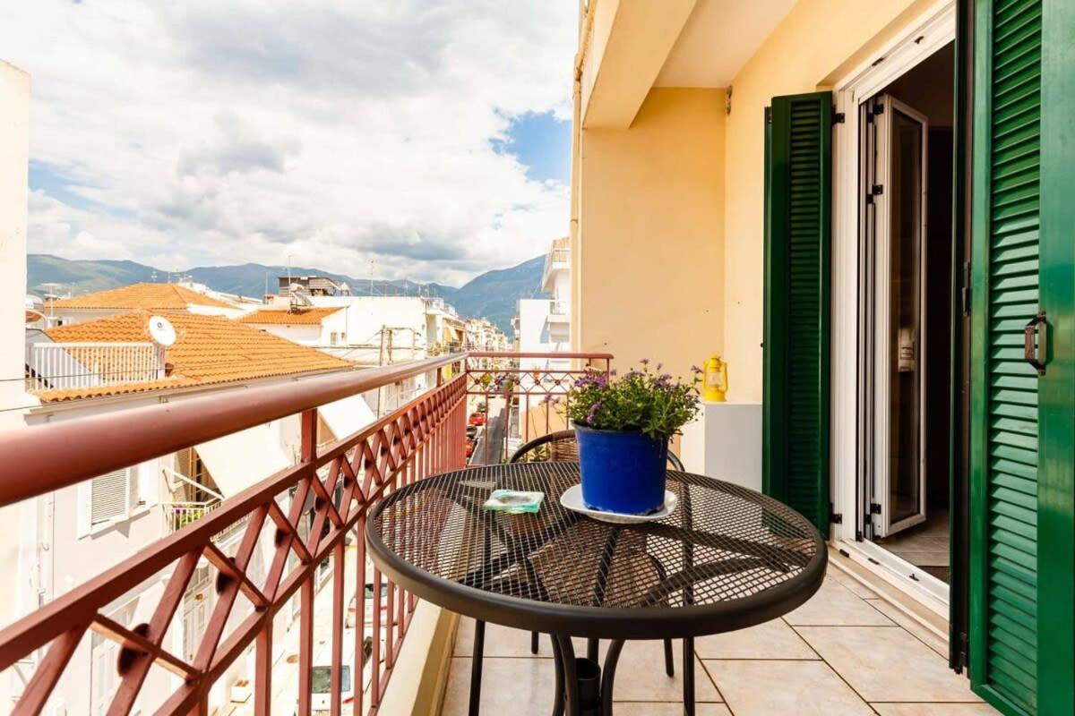 Hotel Kalamata City Nest - Central & Cozy Hideout - Image 1