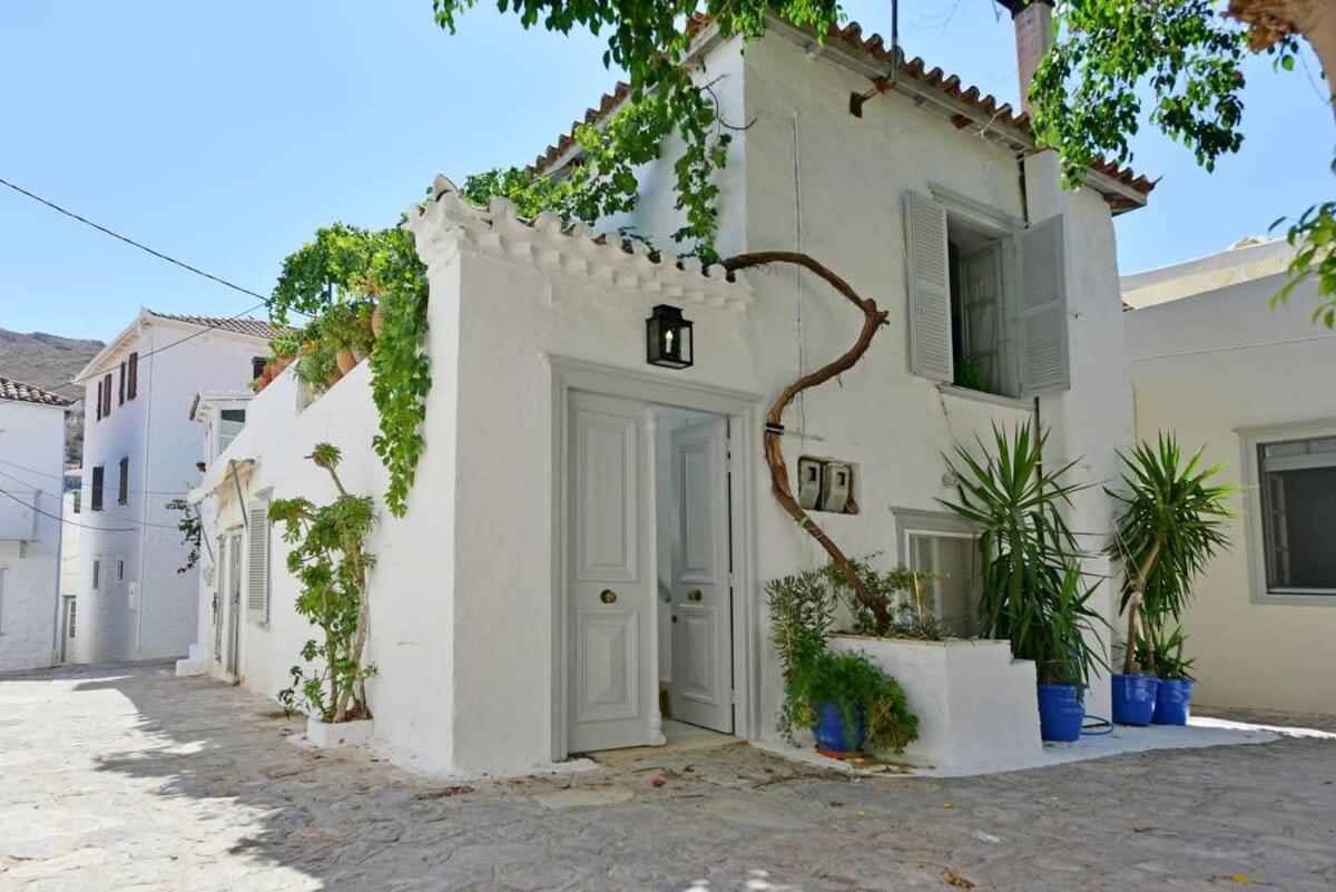 A Sea-licious Vacation - Chic & Style in Hydra