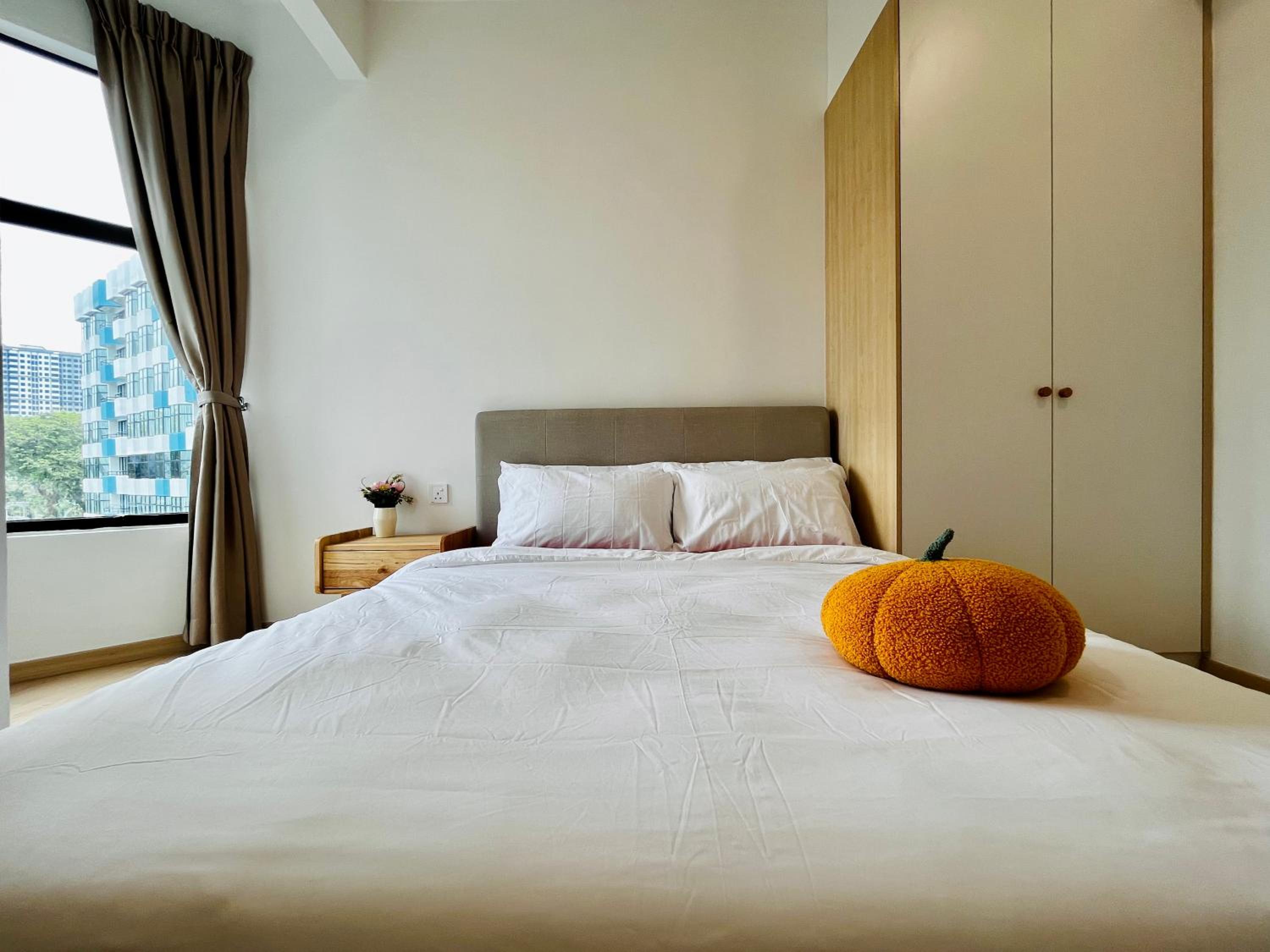 Private Bedrooms in Spacious Two-Bedroom Apartment photo 3