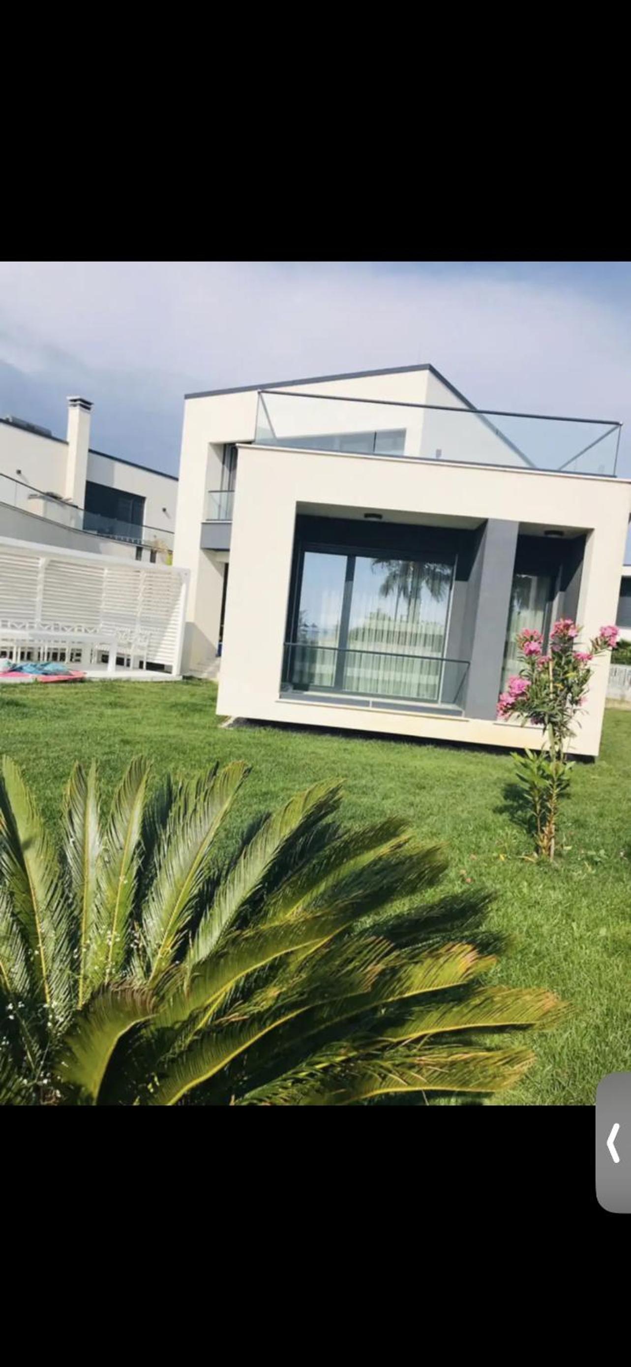 Holiday Villa first line in the beach