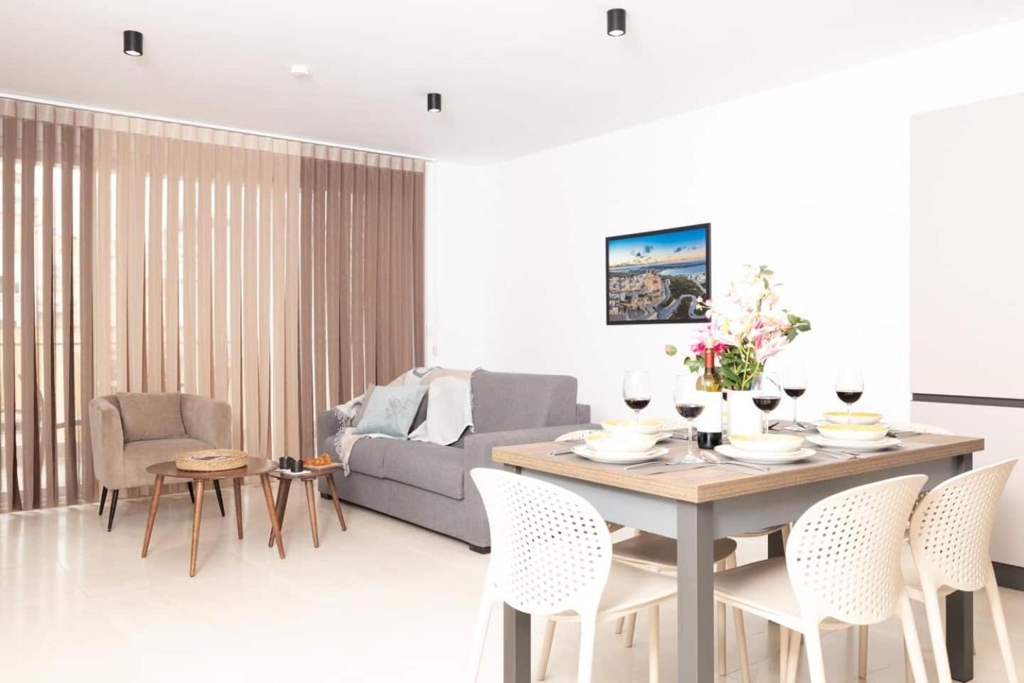 2Bed flat w shared heated pool in MLH by Homely! view 2