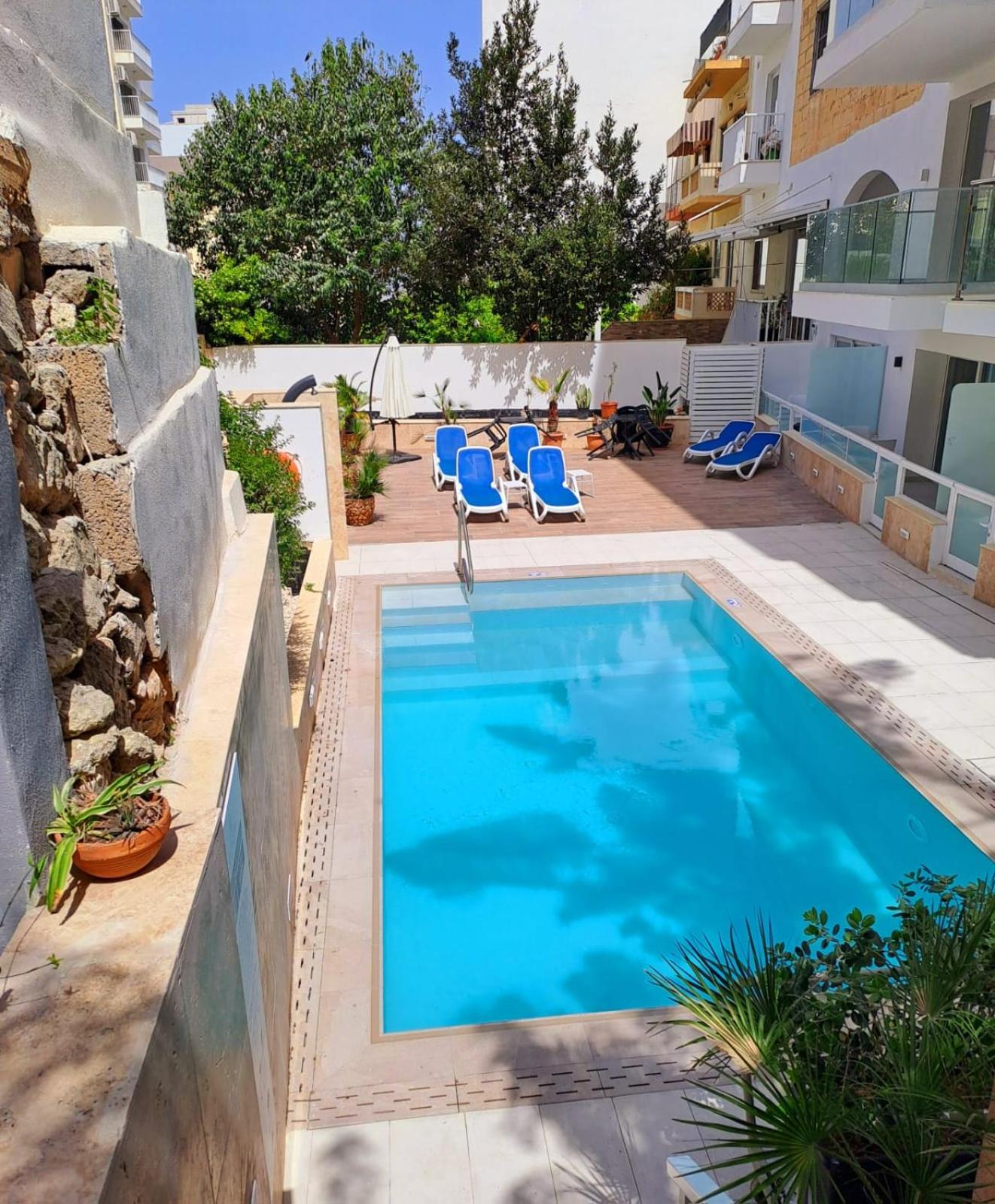 2Bed flat w shared heated pool in MLH by Homely! view 3