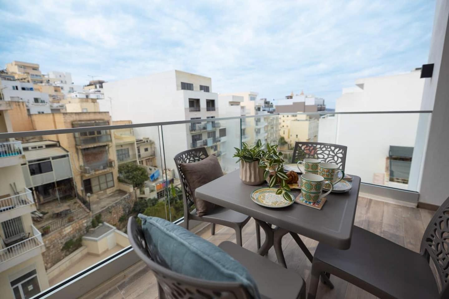 2Bed flat w shared heated pool in MLH by Homely! view 4