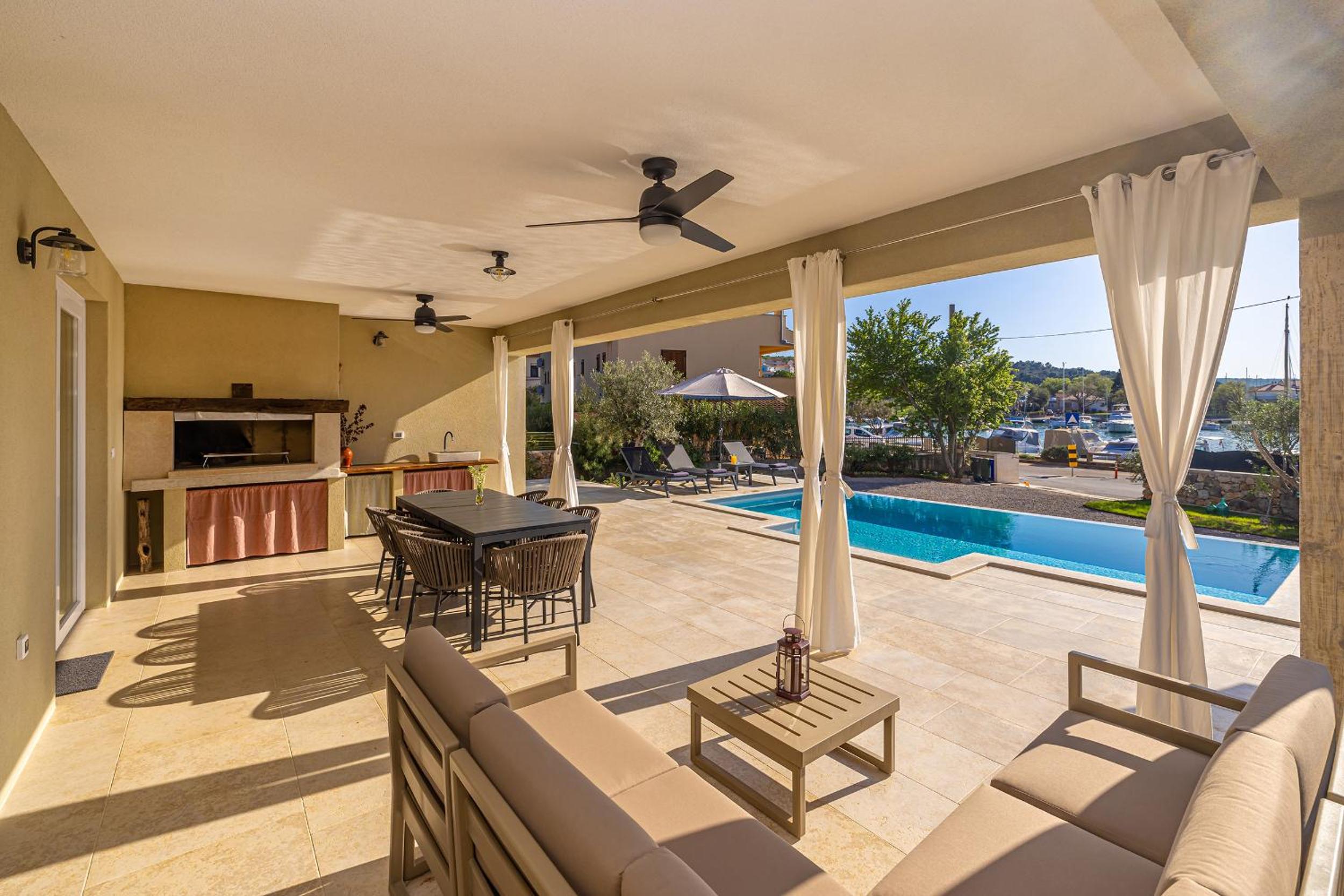 Villa BEACHFRONT