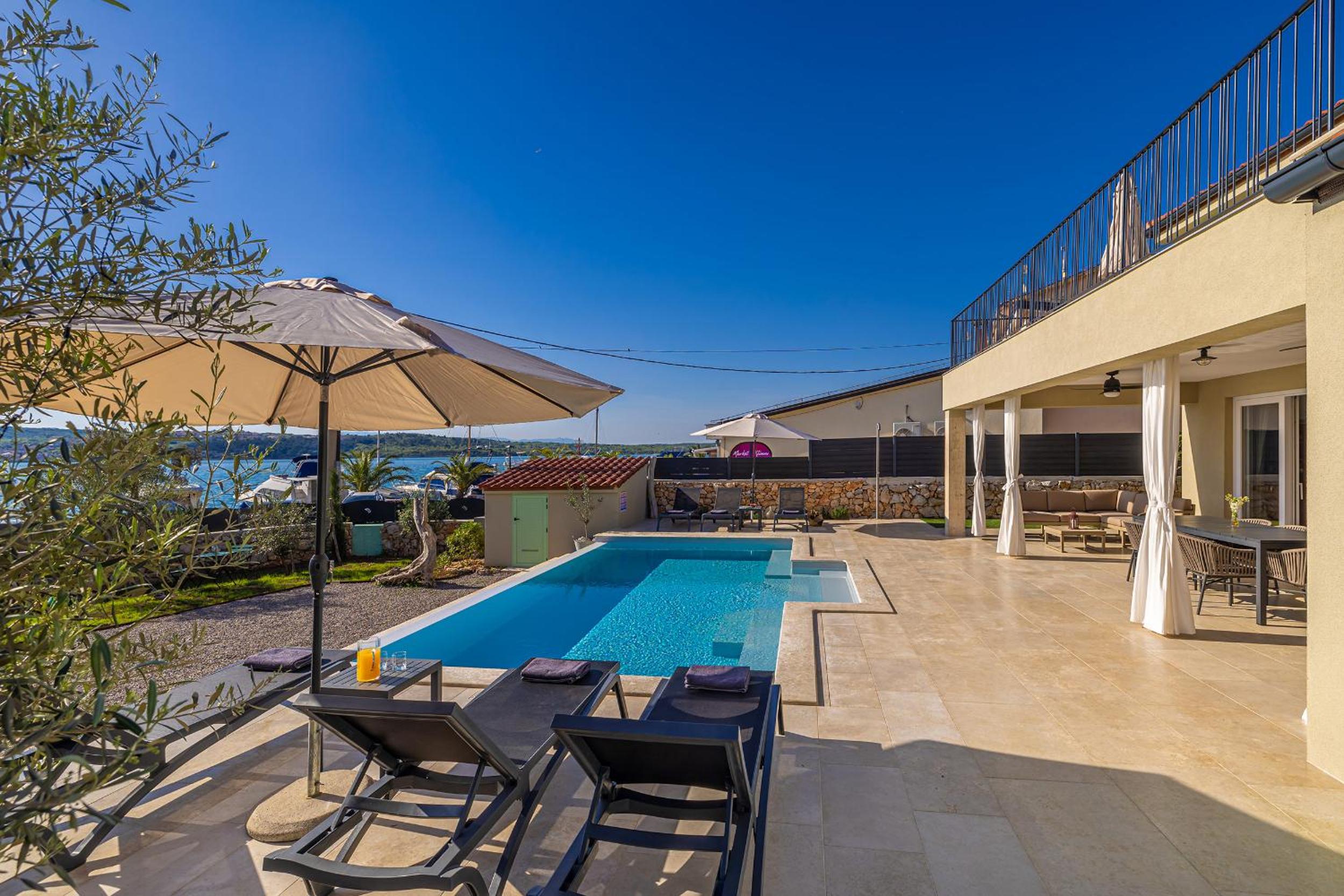 Villa BEACHFRONT