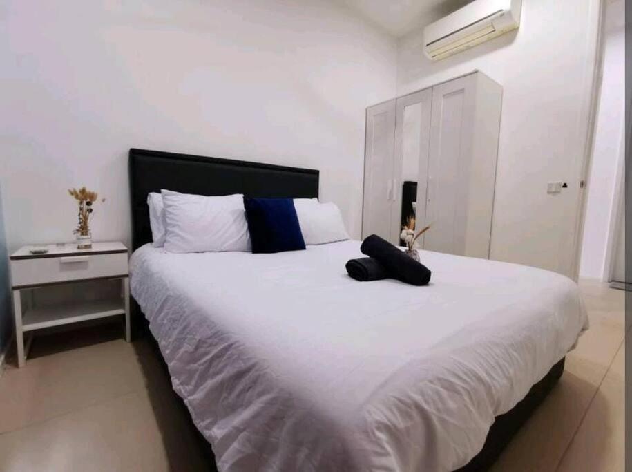 Arcoris Mont Kiara 23#Main Street Walking Distance#Sunway 163#2 Bedroom Balcony 2-4Pax