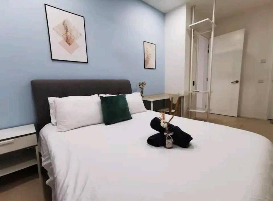 Arcoris Mont Kiara 23#Main Street Walking Distance#Sunway 163#2 Bedroom Balcony 2-4Pax