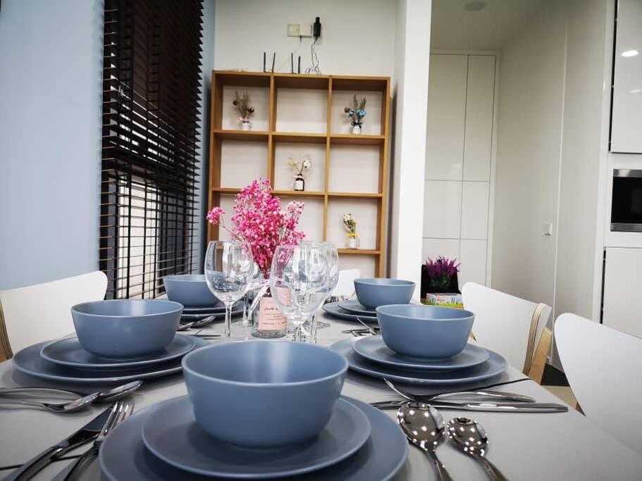 Arcoris Mont Kiara 23#Main Street Walking Distance#Sunway 163#2 Bedroom Balcony 2-4Pax