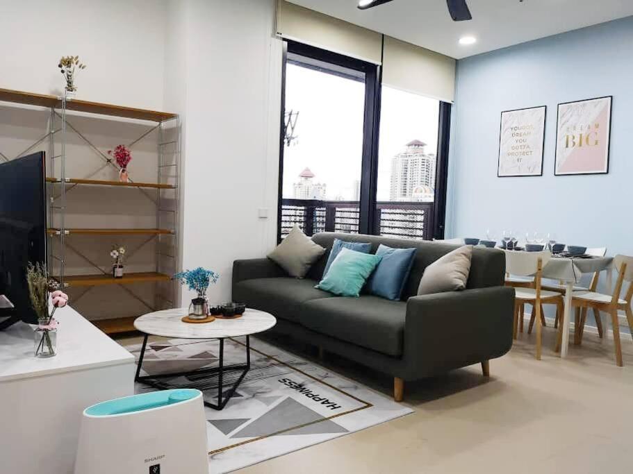 Arcoris Mont Kiara 23#Main Street Walking Distance#Sunway 163#2 Bedroom Balcony 2-4Pax