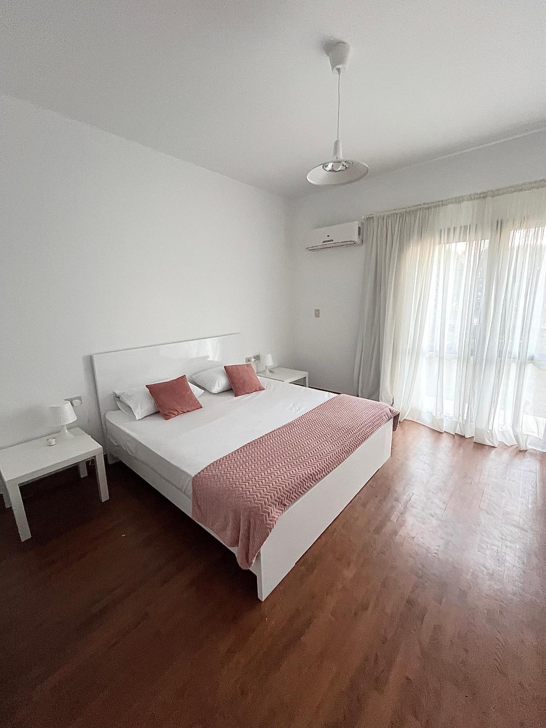 Boho Westown Apartment with Garden Families only