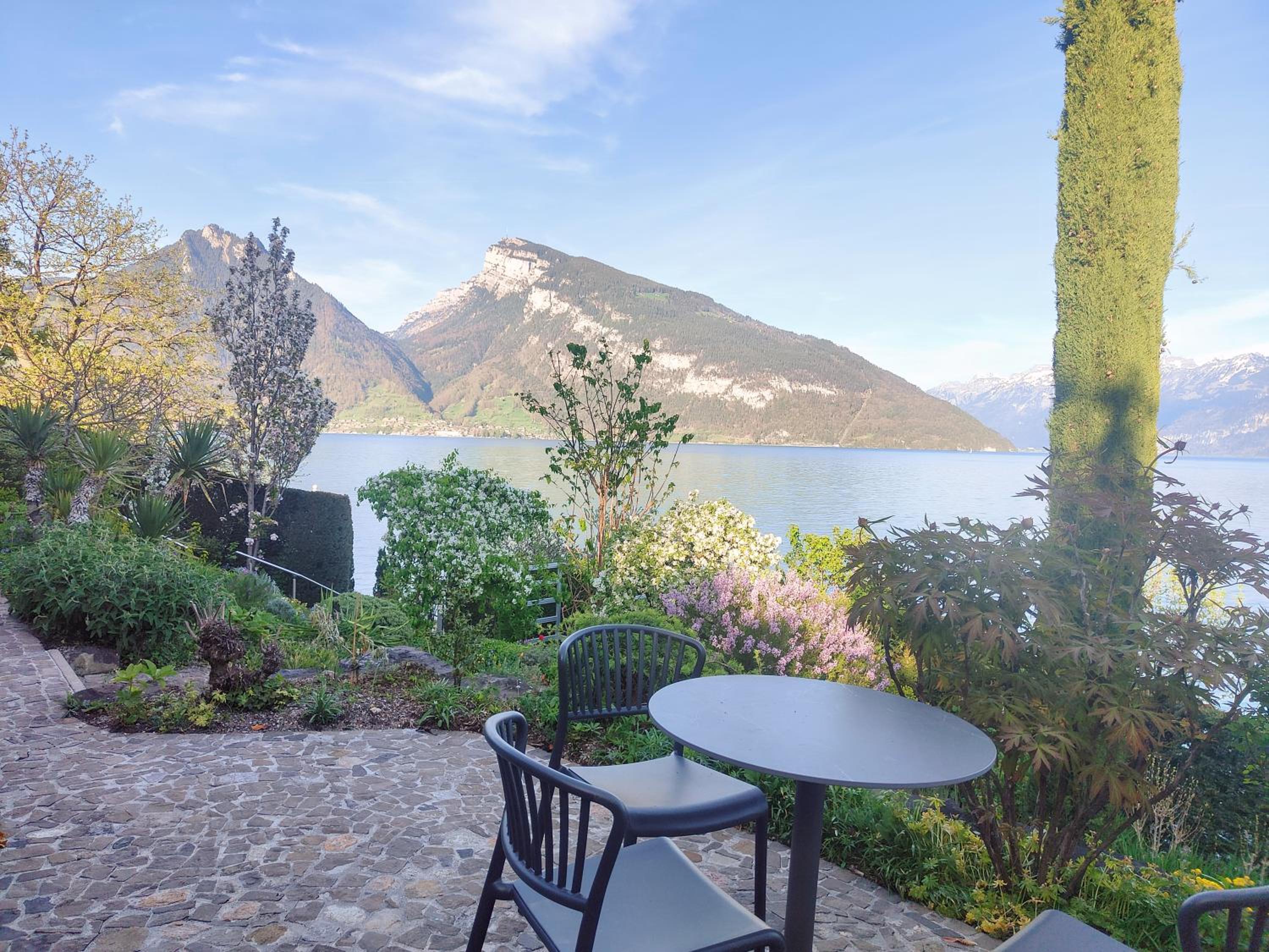 Villa with pool, garden & direct at lake