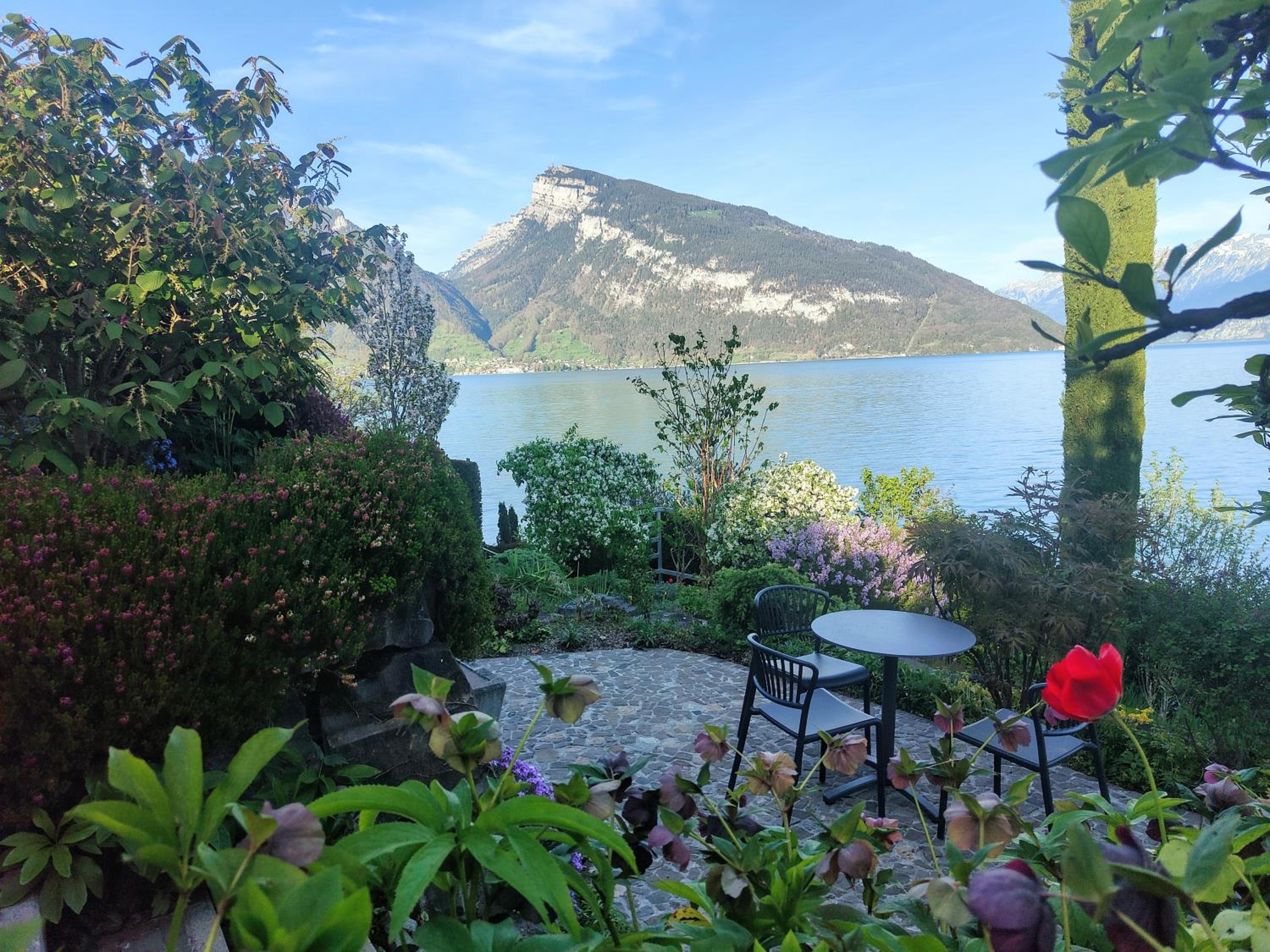 Villa with pool, garden & direct at lake