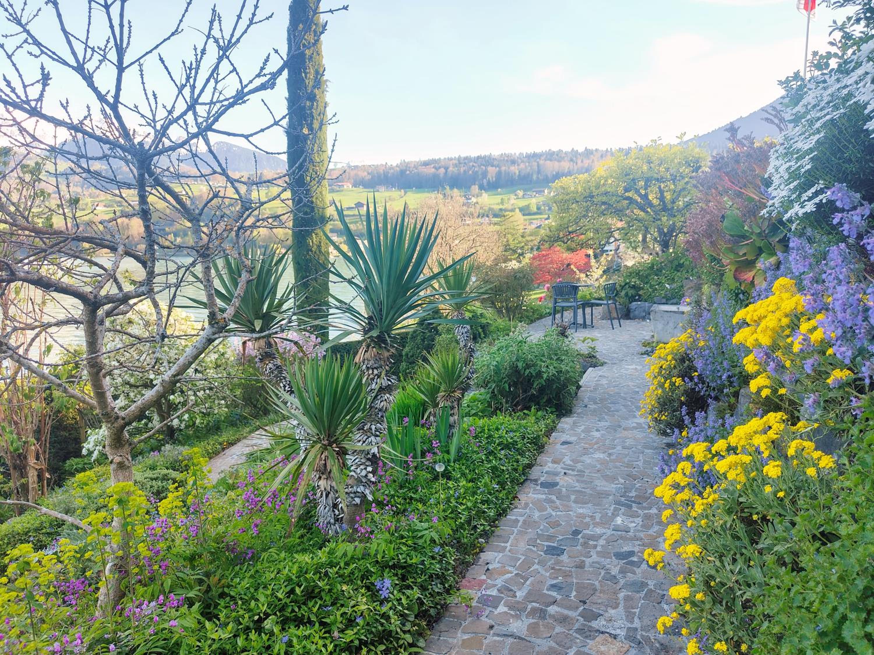 Villa with pool, garden & direct at lake
