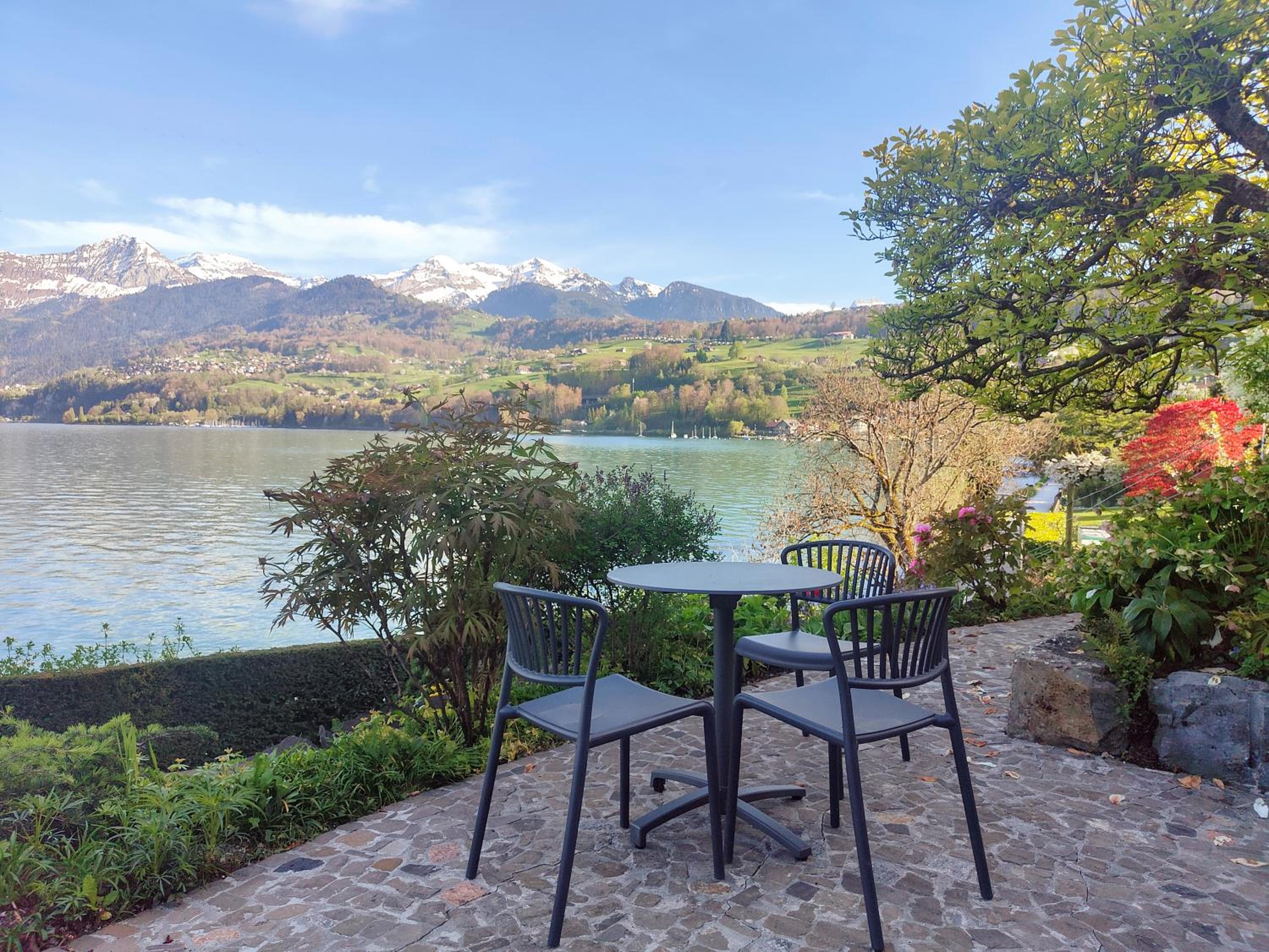 Villa with pool, garden & direct at lake