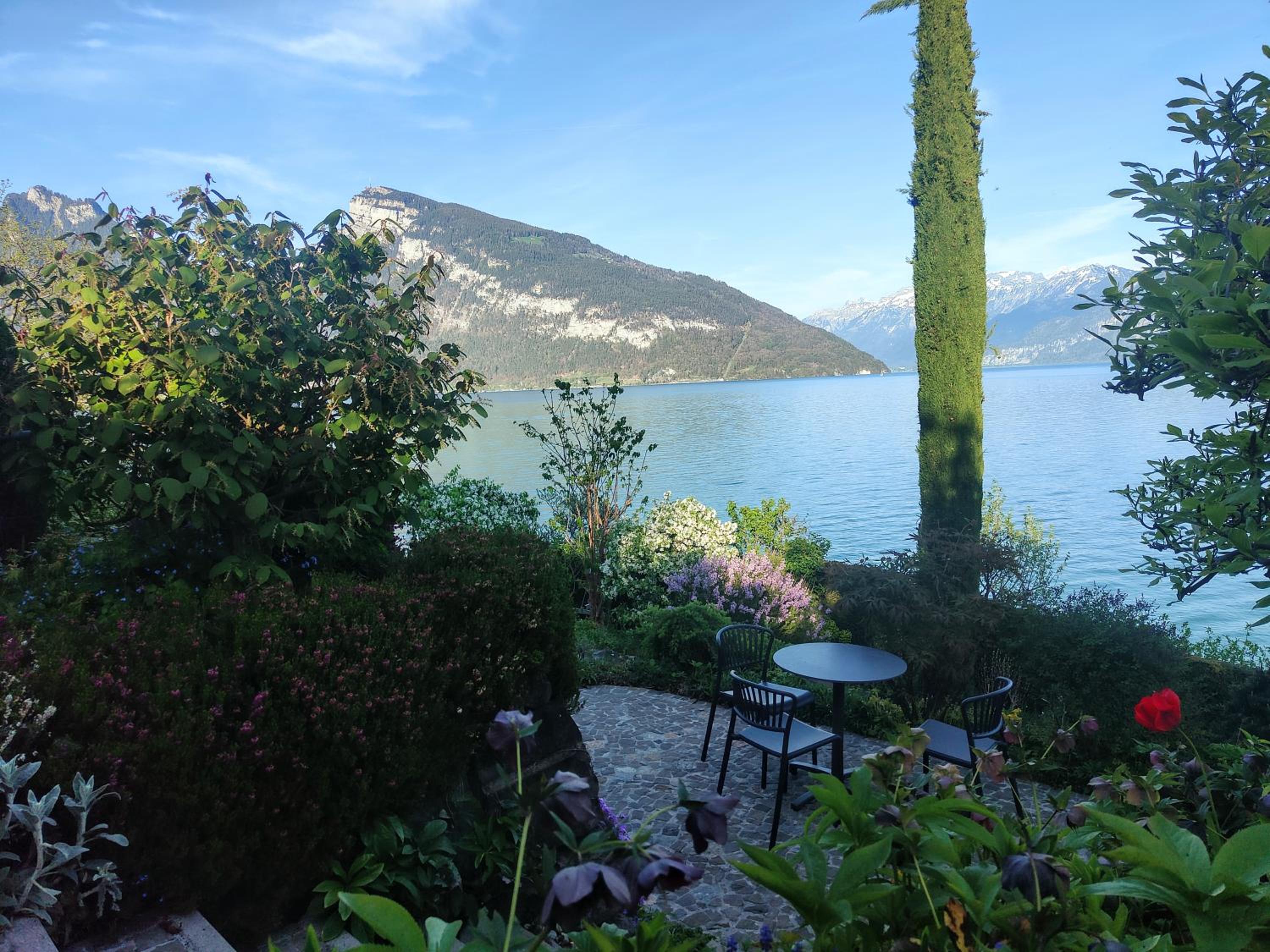 Villa with pool, garden & direct at lake
