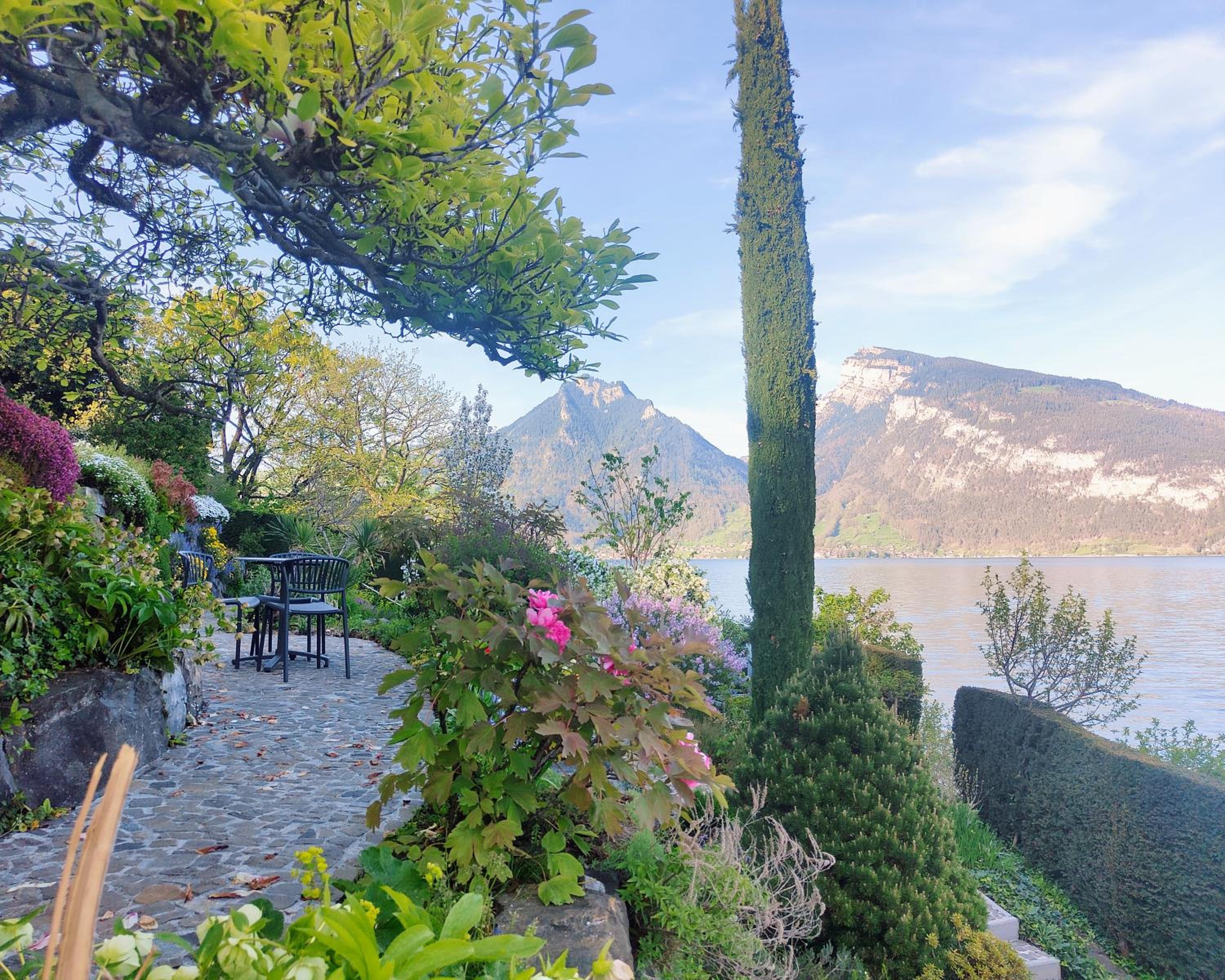 Villa with pool, garden & direct at lake