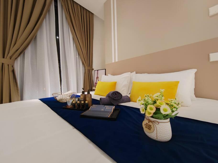 Arcoris Mont Kiara 2# Sunway 163# 2-Bedroom with balcony 2-4Pax