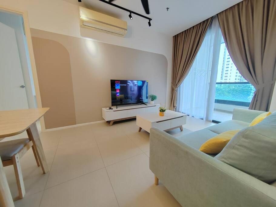 Arcoris Mont Kiara 2# Sunway 163# 2-Bedroom with balcony 2-4Pax