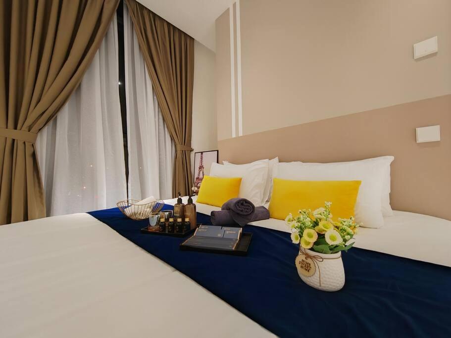 Arcoris Mont Kiara 2# Sunway 163# 2-Bedroom with balcony 2-4Pax