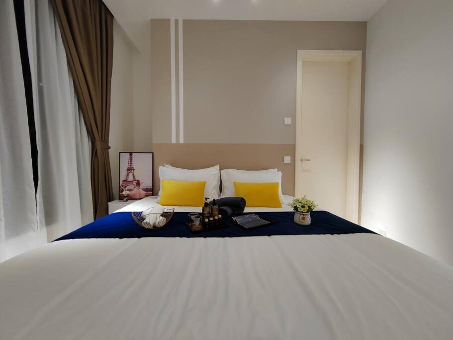 Arcoris Mont Kiara 2# Sunway 163# 2-Bedroom with balcony 2-4Pax