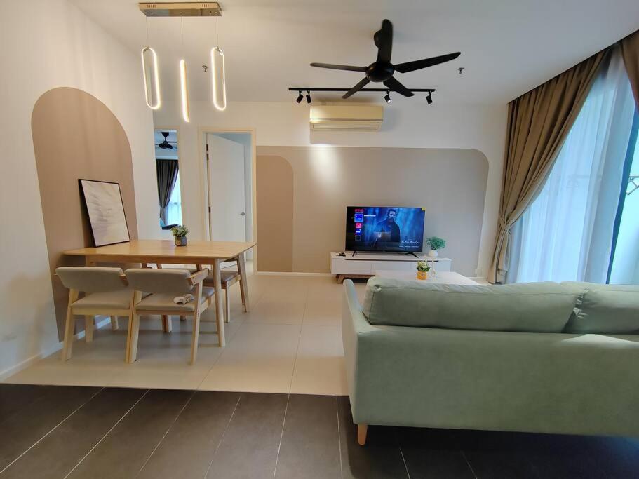 Arcoris Mont Kiara 2# Sunway 163# 2-Bedroom with balcony 2-4Pax
