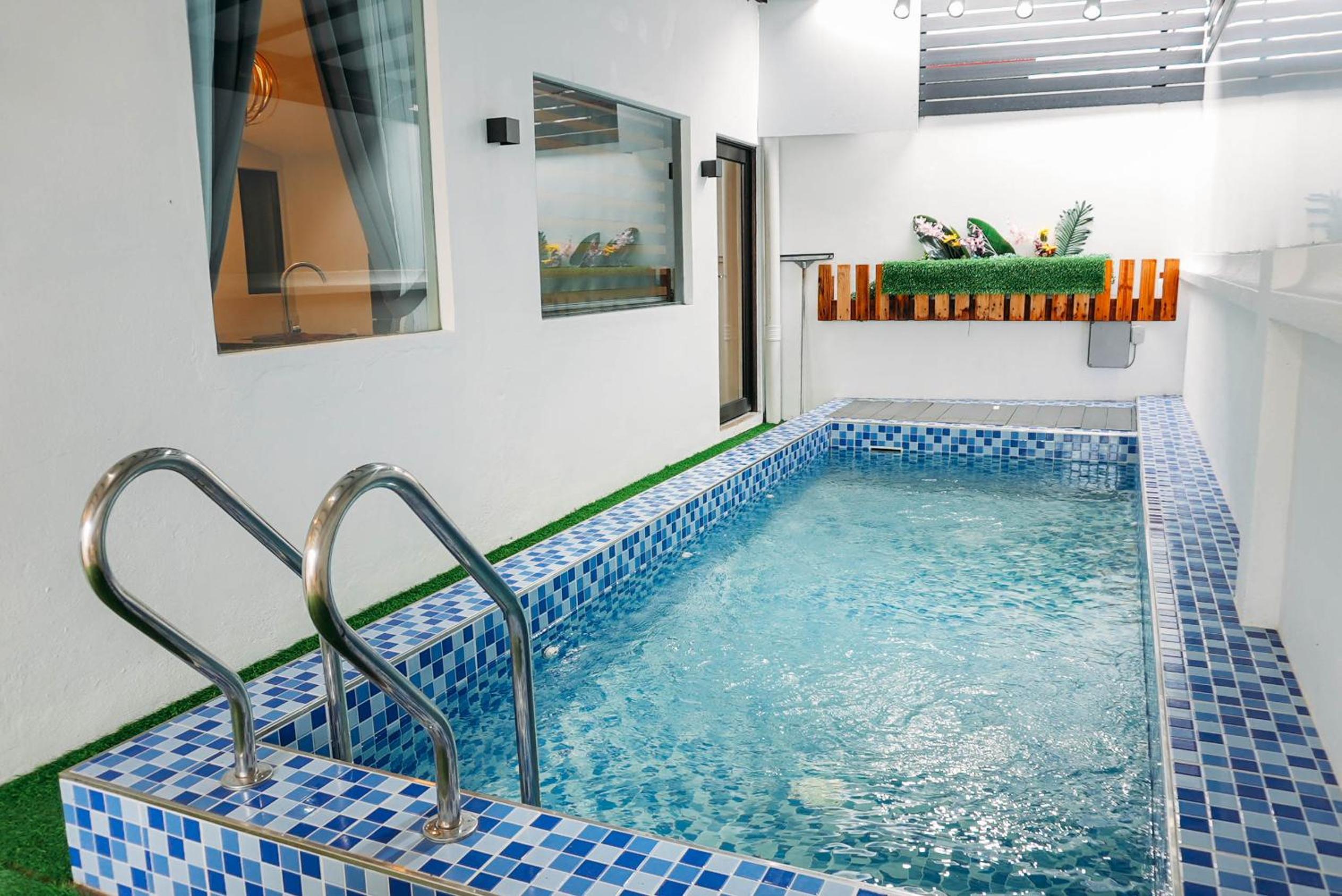 Private Jacuzzi Pool homestay with 10-14 paxx photo 1