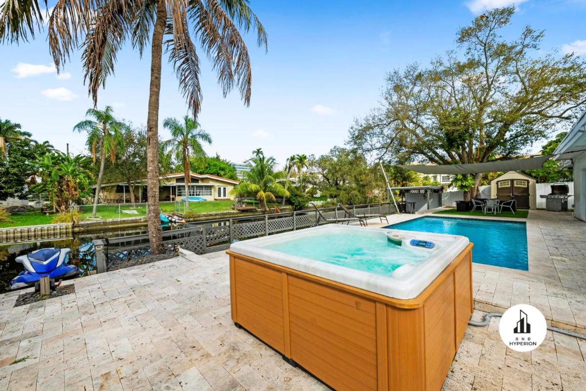 Uhost AI - Luxurious 5B Home w Pool & Lounge