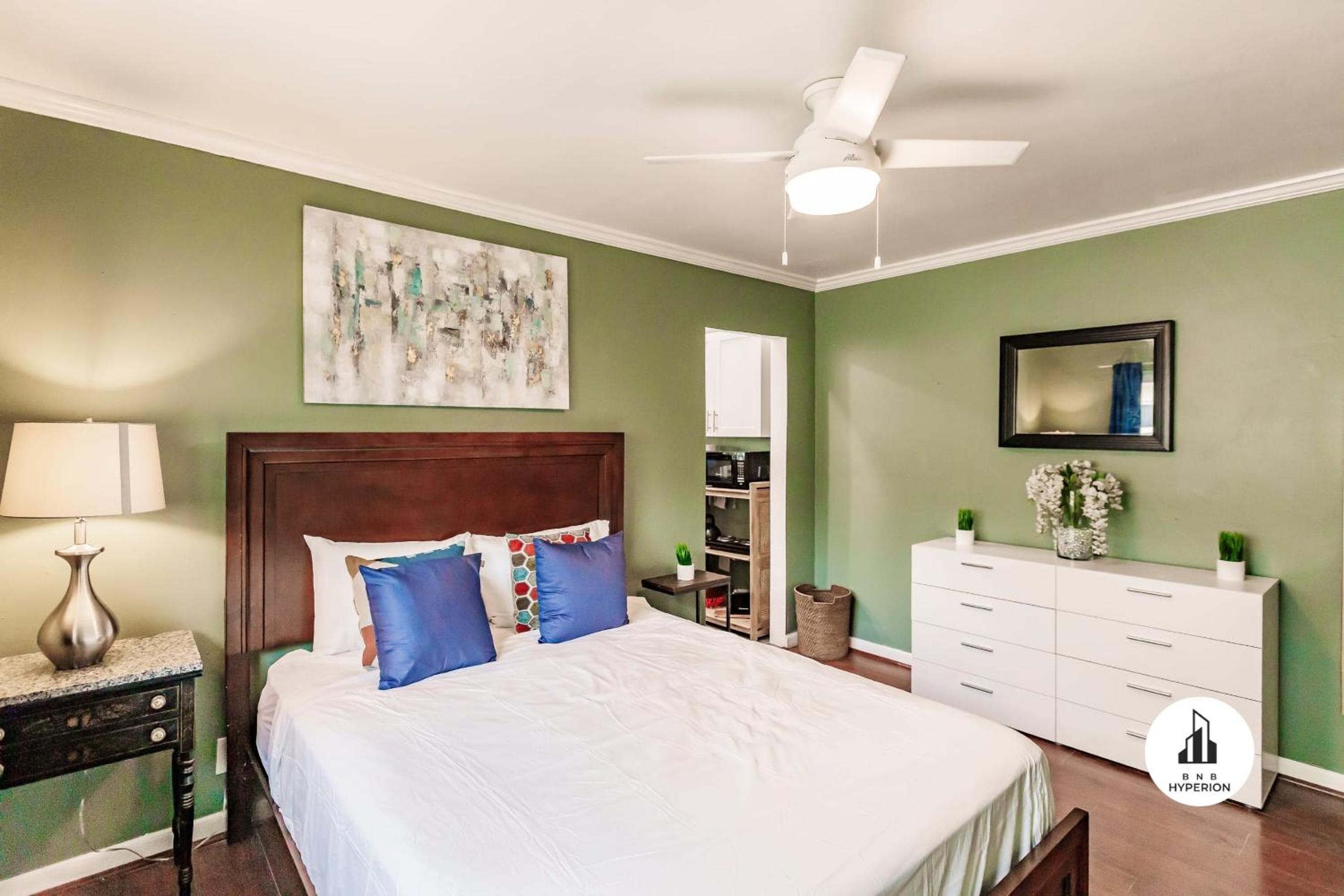 Uhost AI - Updated 1B1B Hideaway - Sleeps 3