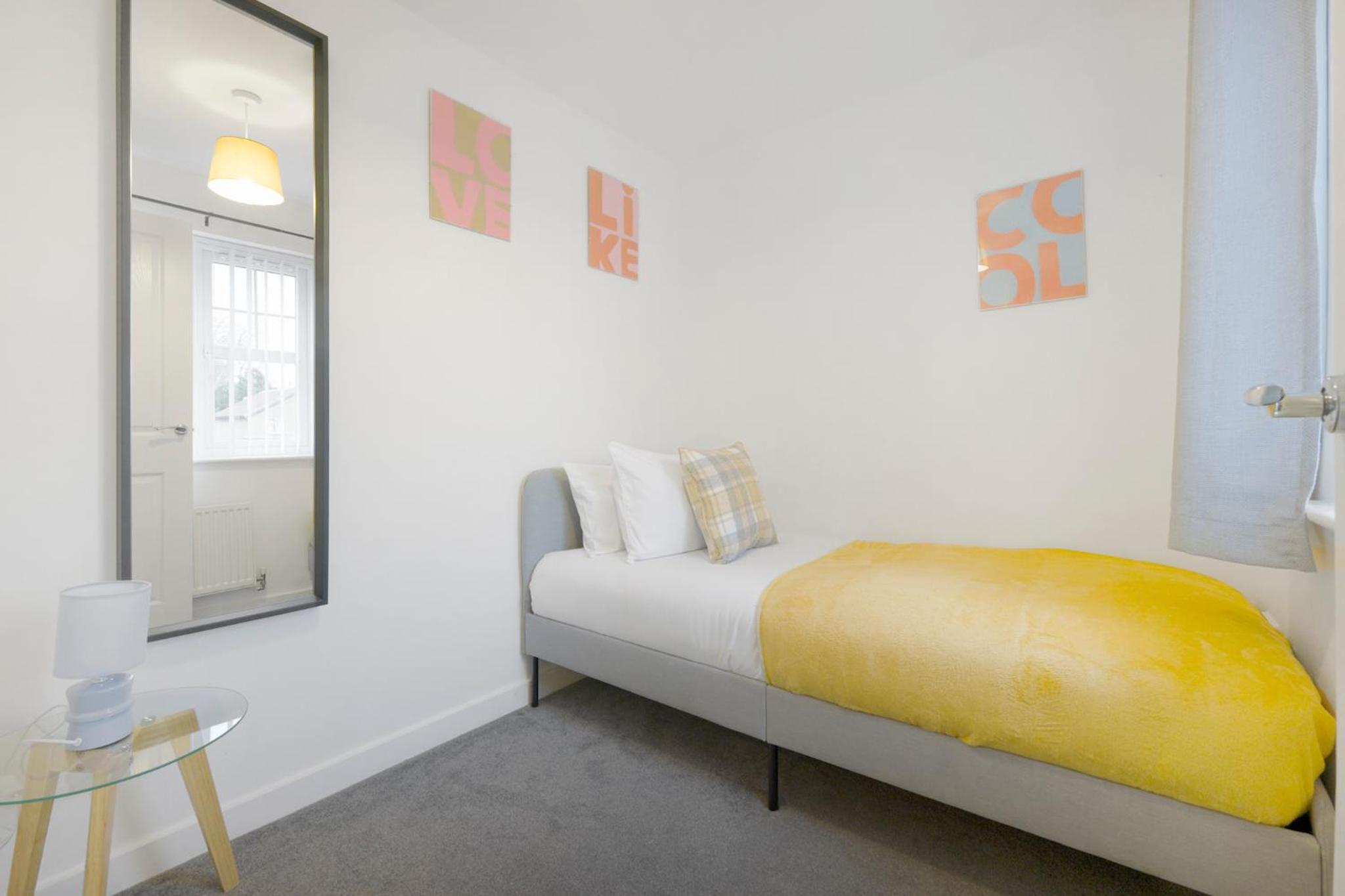 Stylish Teesside Home Ideal for Work or Leisure view 5