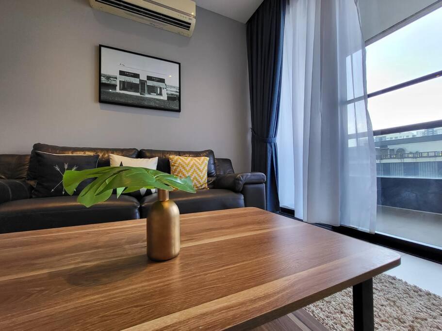 Arcoris Mont Kiara 18# Deluxe One Bedroom Balcony #1-2Pax Mont Kiara KL