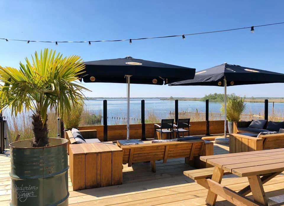 Luxe en ruim chalet met airco bij Leekstermeer view 2