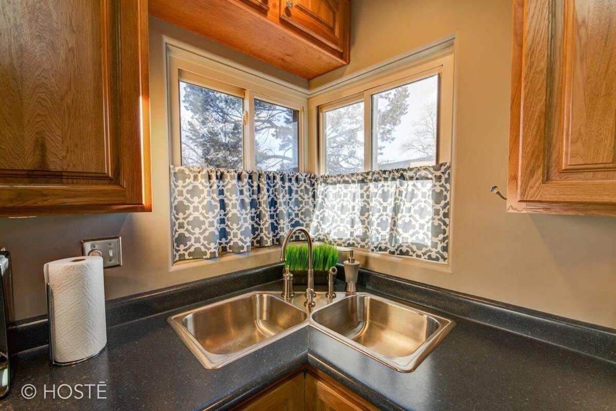 3BD Downtown Modern Home w Hot Tub & Grill view 5