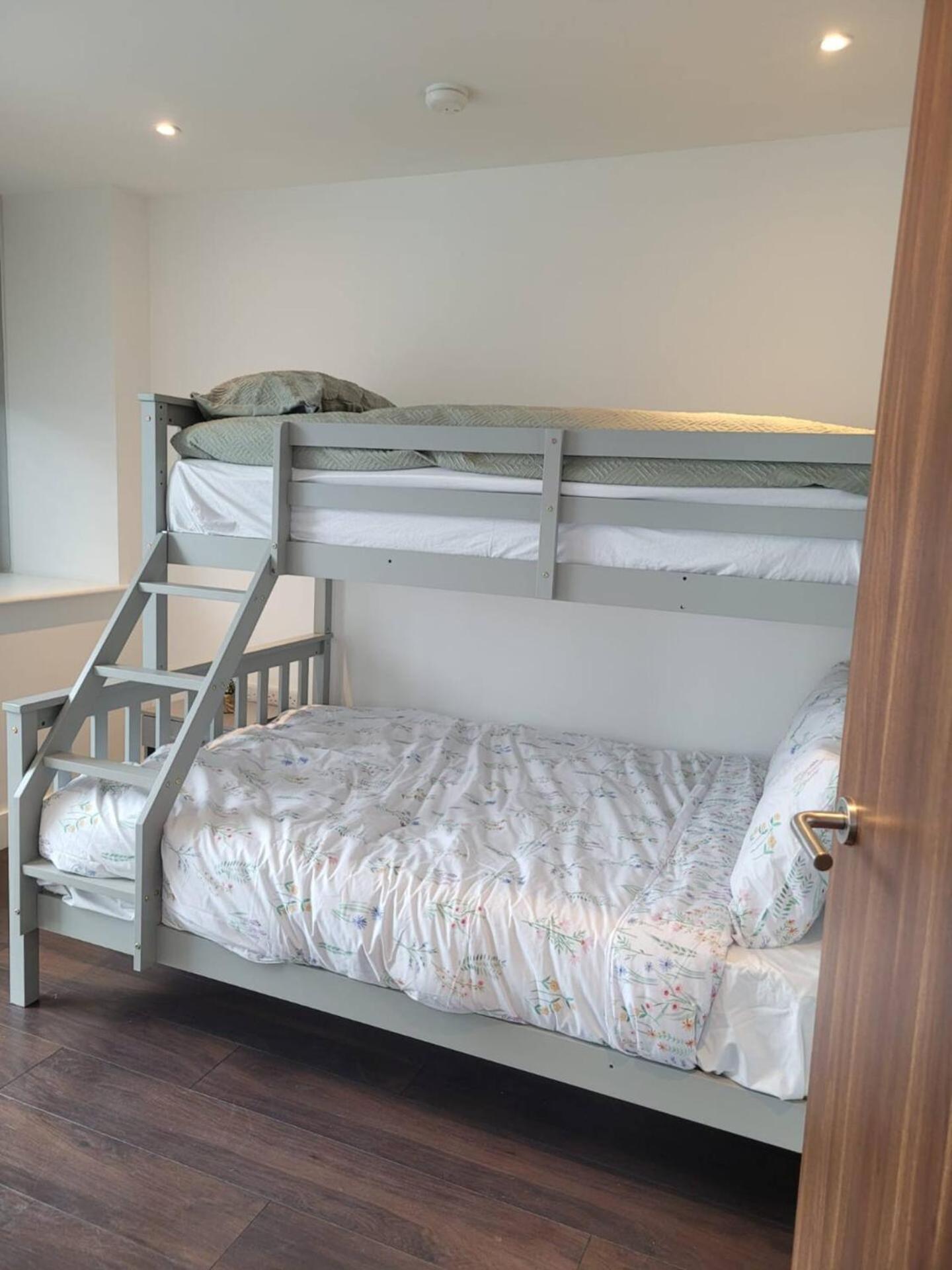 Brand new apartment 20 mins from London Waterloo BP34