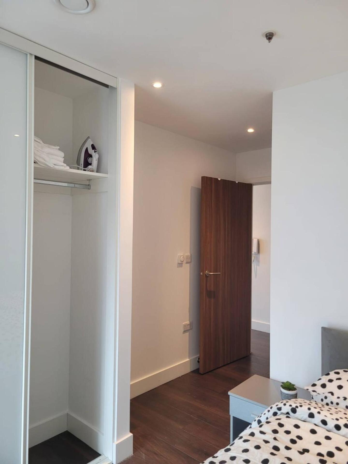 Brand new apartment 20 mins from London Waterloo BP34