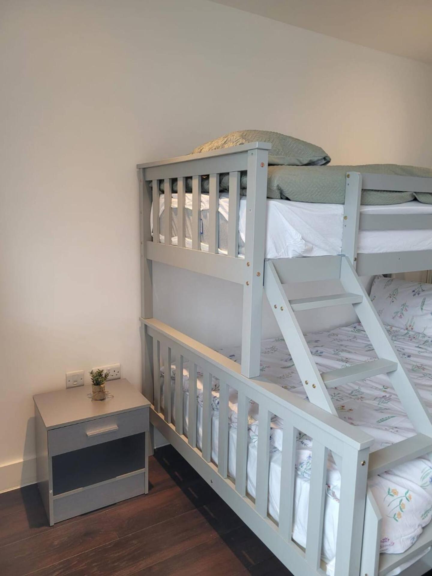 Brand new apartment 20 mins from London Waterloo BP34