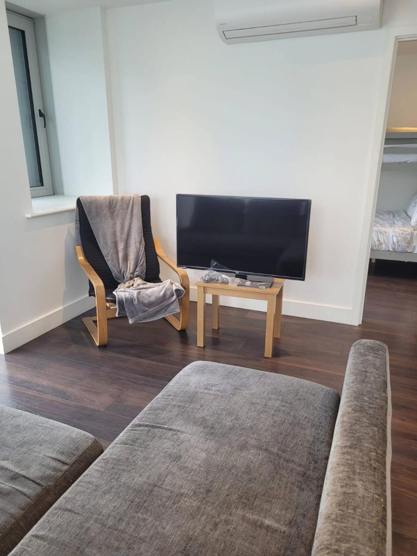 Brand new apartment 20 mins from London Waterloo BP34