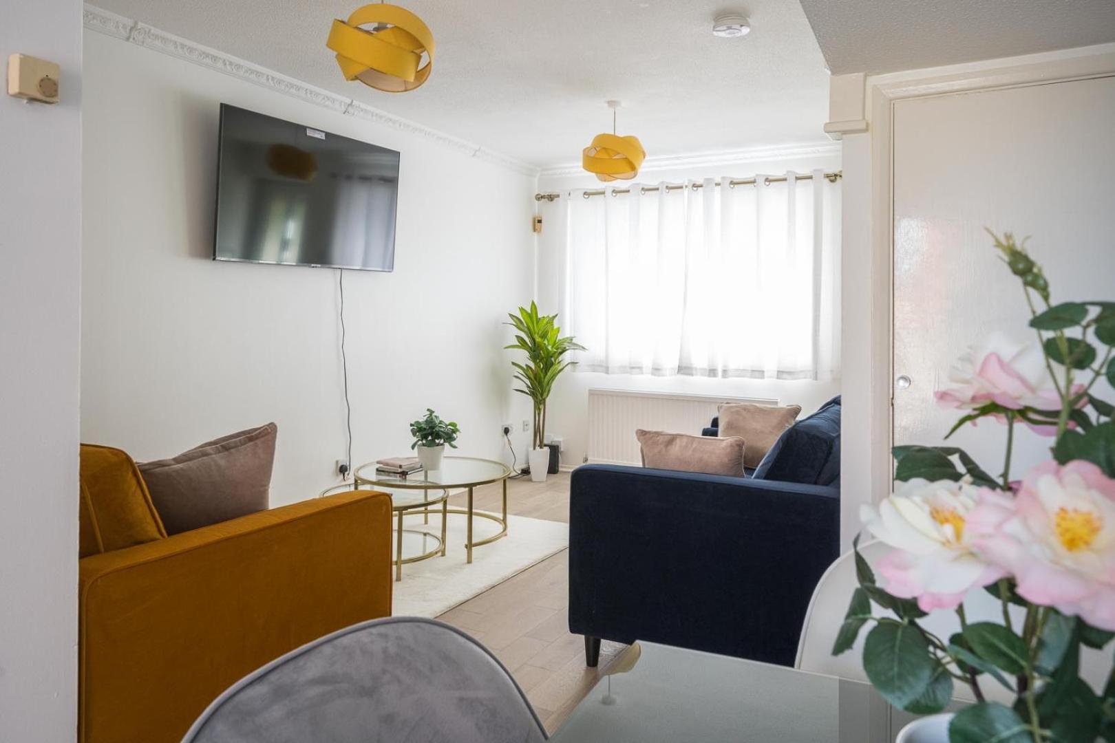 2-Bed House Sleeps 6 Parking view 2