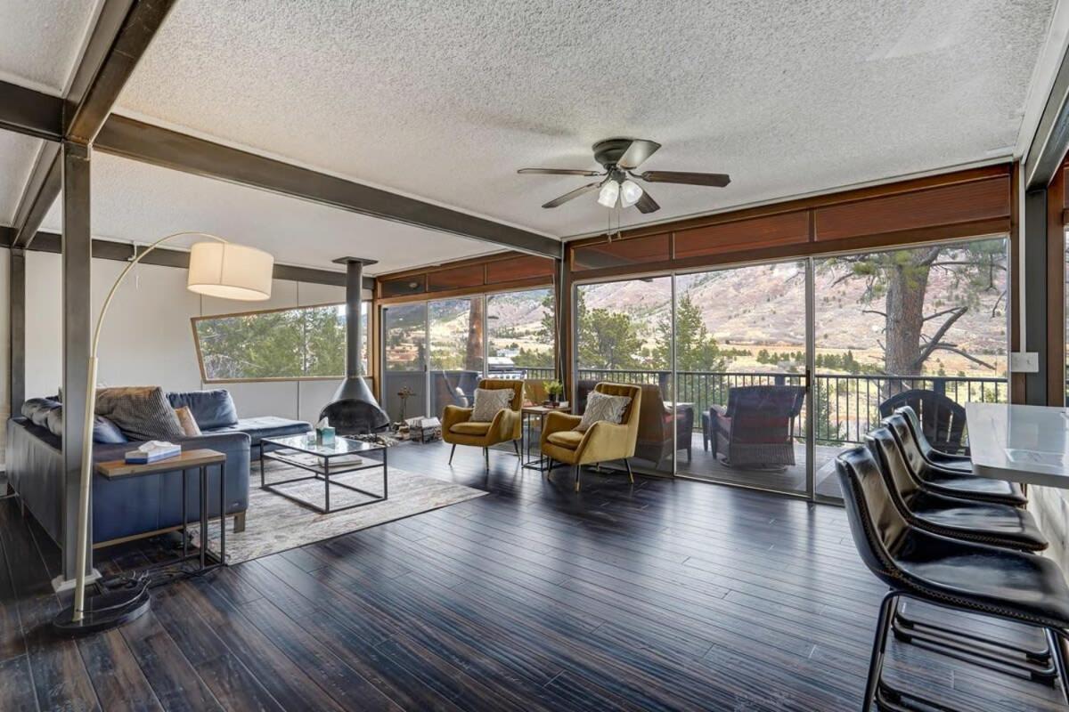 4BR Cabin Mountain Views with Fireplace